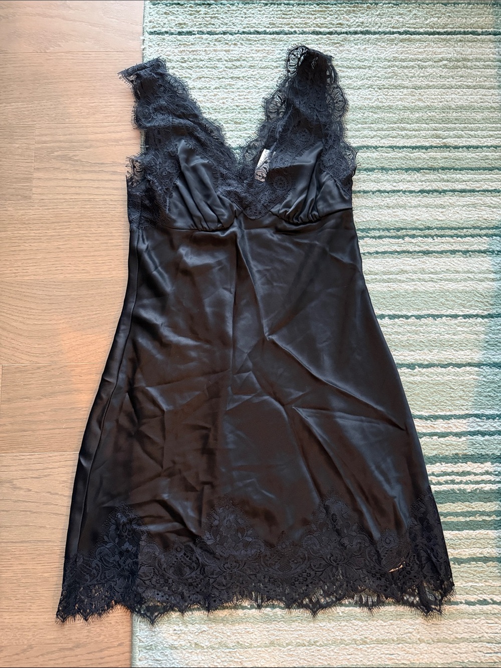 🆕 Reformation Cecily satin dress - Picture 2 of 7